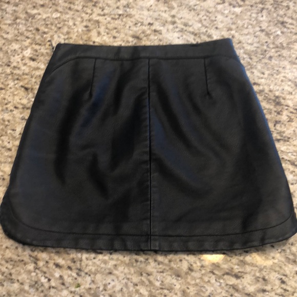 NWOT Silence & Noise Faux Leather UOF Skirt Sz XS - Picture 5 of 8